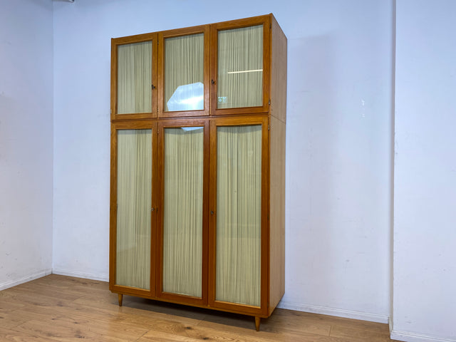 Stilvoller und perfekt aufgeteilter heller Mid-Century Kleiderschrank mit Glastüren , Vorhang und Aufsatz I Schrank Schlafzimmerschrank Wäscheschrank Wardrobe Vintage 60er I