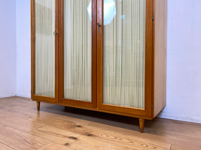 Stilvoller und perfekt aufgeteilter heller Mid-Century Kleiderschrank mit Glastüren , Vorhang und Aufsatz I Schrank Schlafzimmerschrank Wäscheschrank Wardrobe Vintage 60er I