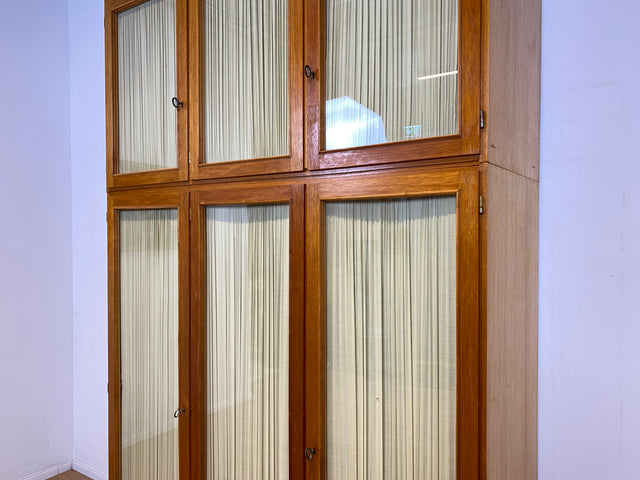 Stilvoller und perfekt aufgeteilter heller Mid-Century Kleiderschrank mit Glastüren , Vorhang und Aufsatz I Schrank Schlafzimmerschrank Wäscheschrank Wardrobe Vintage 60er I