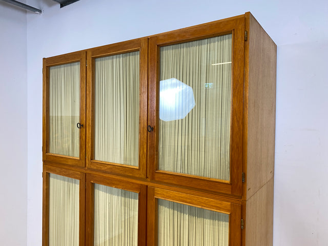 Stilvoller und perfekt aufgeteilter heller Mid-Century Kleiderschrank mit Glastüren , Vorhang und Aufsatz I Schrank Schlafzimmerschrank Wäscheschrank Wardrobe Vintage 60er I