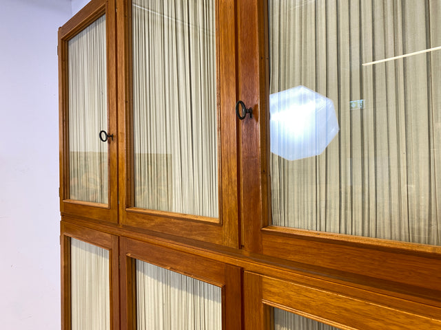 Stilvoller und perfekt aufgeteilter heller Mid-Century Kleiderschrank mit Glastüren , Vorhang und Aufsatz I Schrank Schlafzimmerschrank Wäscheschrank Wardrobe Vintage 60er I