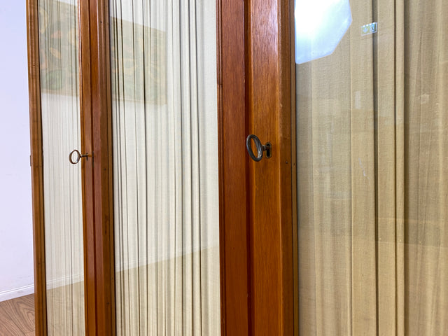 Stilvoller und perfekt aufgeteilter heller Mid-Century Kleiderschrank mit Glastüren , Vorhang und Aufsatz I Schrank Schlafzimmerschrank Wäscheschrank Wardrobe Vintage 60er I