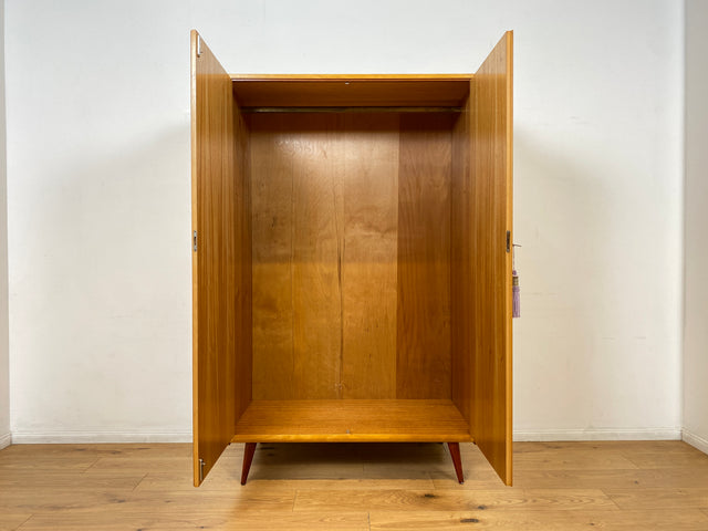 WMK I Stilvoller und sehr gut erhaltener heller Mid-Century Kleiderschrank mit Kleiderstange