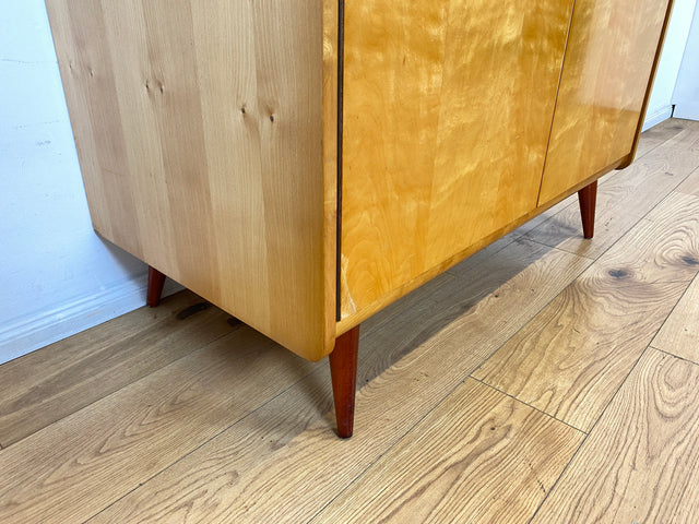 WMK I Stilvoller und sehr gut erhaltener heller Mid-Century Kleiderschrank mit Kleiderstange