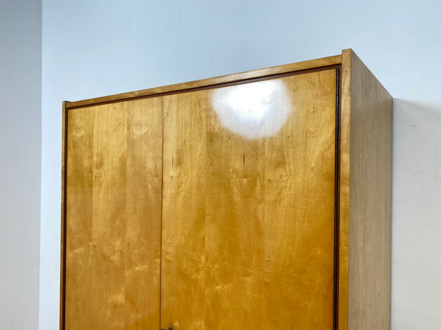 WMK I Stilvoller und sehr gut erhaltener heller Mid-Century Kleiderschrank mit Kleiderstange