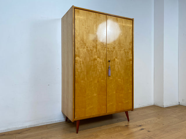 WMK I Stilvoller und sehr gut erhaltener heller Mid-Century Kleiderschrank mit Kleiderstange