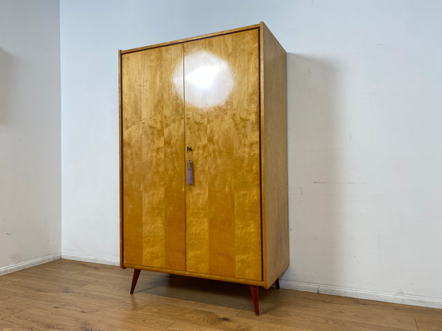 WMK I Stilvoller und sehr gut erhaltener heller Mid-Century Kleiderschrank mit Kleiderstange