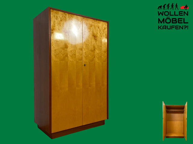 Raumaufhellender und geräumiger heller Mid-Century Kleiderschrank aus 1966 mit Kleiderstange I Schrank Schlafzimmerschrank Wardrobe Garderobe Flurschrank Vintage 70er I