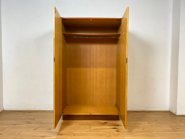 Raumaufhellender und geräumiger heller Mid-Century Kleiderschrank aus 1966 mit Kleiderstange I Schrank Schlafzimmerschrank Wardrobe Garderobe Flurschrank Vintage 70er I