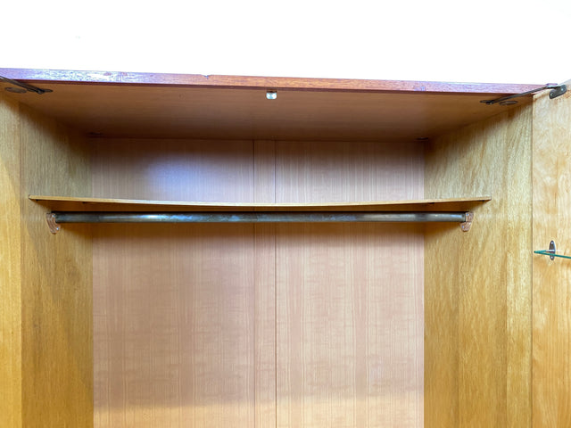 Raumaufhellender und geräumiger heller Mid-Century Kleiderschrank aus 1966 mit Kleiderstange I Schrank Schlafzimmerschrank Wardrobe Garderobe Flurschrank Vintage 70er I