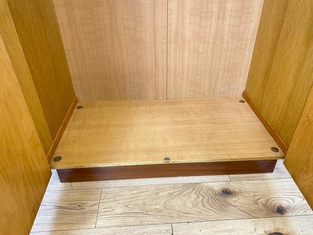 Raumaufhellender und geräumiger heller Mid-Century Kleiderschrank aus 1966 mit Kleiderstange I Schrank Schlafzimmerschrank Wardrobe Garderobe Flurschrank Vintage 70er I