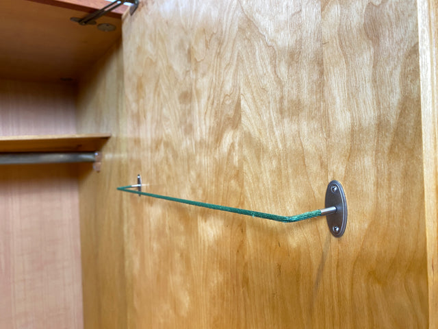Raumaufhellender und geräumiger heller Mid-Century Kleiderschrank aus 1966 mit Kleiderstange I Schrank Schlafzimmerschrank Wardrobe Garderobe Flurschrank Vintage 70er I