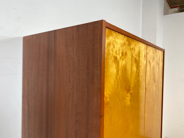 Raumaufhellender und geräumiger heller Mid-Century Kleiderschrank aus 1966 mit Kleiderstange I Schrank Schlafzimmerschrank Wardrobe Garderobe Flurschrank Vintage 70er I