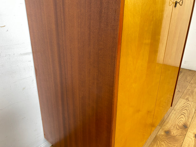 Raumaufhellender und geräumiger heller Mid-Century Kleiderschrank aus 1966 mit Kleiderstange I Schrank Schlafzimmerschrank Wardrobe Garderobe Flurschrank Vintage 70er I