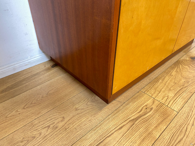 Raumaufhellender und geräumiger heller Mid-Century Kleiderschrank aus 1966 mit Kleiderstange I Schrank Schlafzimmerschrank Wardrobe Garderobe Flurschrank Vintage 70er I