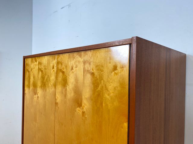 Raumaufhellender und geräumiger heller Mid-Century Kleiderschrank aus 1966 mit Kleiderstange I Schrank Schlafzimmerschrank Wardrobe Garderobe Flurschrank Vintage 70er I