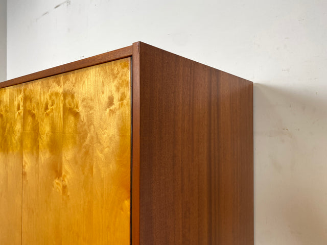 Raumaufhellender und geräumiger heller Mid-Century Kleiderschrank aus 1966 mit Kleiderstange I Schrank Schlafzimmerschrank Wardrobe Garderobe Flurschrank Vintage 70er I