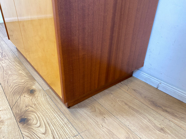 Raumaufhellender und geräumiger heller Mid-Century Kleiderschrank aus 1966 mit Kleiderstange I Schrank Schlafzimmerschrank Wardrobe Garderobe Flurschrank Vintage 70er I