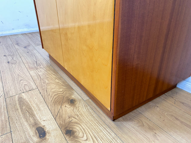 Raumaufhellender und geräumiger heller Mid-Century Kleiderschrank aus 1966 mit Kleiderstange I Schrank Schlafzimmerschrank Wardrobe Garderobe Flurschrank Vintage 70er I