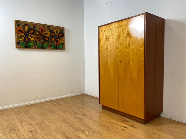 Raumaufhellender und geräumiger heller Mid-Century Kleiderschrank aus 1966 mit Kleiderstange I Schrank Schlafzimmerschrank Wardrobe Garderobe Flurschrank Vintage 70er I