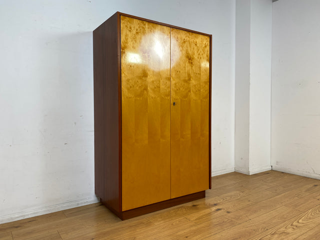 Raumaufhellender und geräumiger heller Mid-Century Kleiderschrank aus 1966 mit Kleiderstange I Schrank Schlafzimmerschrank Wardrobe Garderobe Flurschrank Vintage 70er I