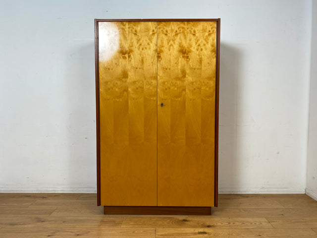 Raumaufhellender und geräumiger heller Mid-Century Kleiderschrank aus 1966 mit Kleiderstange I Schrank Schlafzimmerschrank Wardrobe Garderobe Flurschrank Vintage 70er I