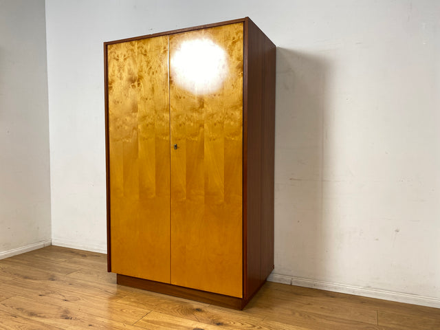 Raumaufhellender und geräumiger heller Mid-Century Kleiderschrank aus 1966 mit Kleiderstange I Schrank Schlafzimmerschrank Wardrobe Garderobe Flurschrank Vintage 70er I
