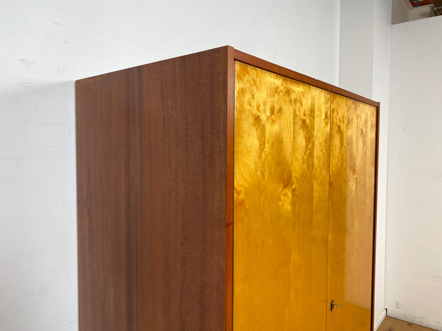 Raumaufhellender und geräumiger heller Mid-Century Kleiderschrank aus 1966 mit Kleiderstange I Schrank Schlafzimmerschrank Wardrobe Garderobe Flurschrank Vintage 70er I