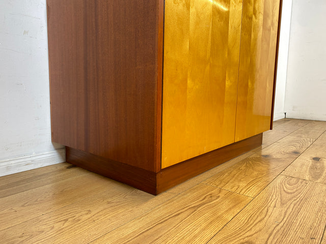 Raumaufhellender und geräumiger heller Mid-Century Kleiderschrank aus 1966 mit Kleiderstange I Schrank Schlafzimmerschrank Wardrobe Garderobe Flurschrank Vintage 70er I
