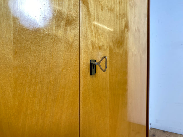 Raumaufhellender und geräumiger heller Mid-Century Kleiderschrank aus 1966 mit Kleiderstange I Schrank Schlafzimmerschrank Wardrobe Garderobe Flurschrank Vintage 70er I