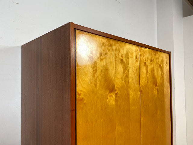 Raumaufhellender und geräumiger heller Mid-Century Kleiderschrank aus 1966 mit Kleiderstange I Schrank Schlafzimmerschrank Wardrobe Garderobe Flurschrank Vintage 70er I