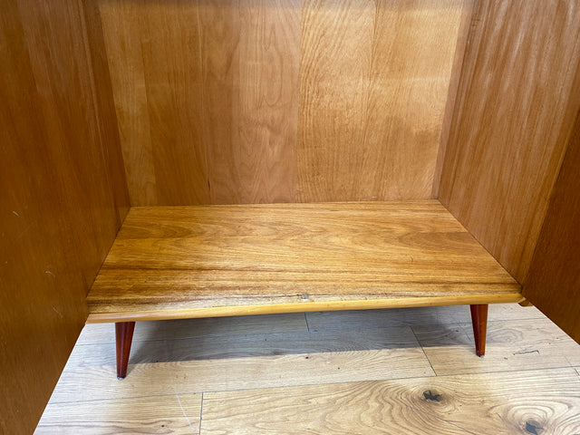 WMK I Stilvoller und sehr gut erhaltener heller Mid-Century Kleiderschrank mit Kleiderstange