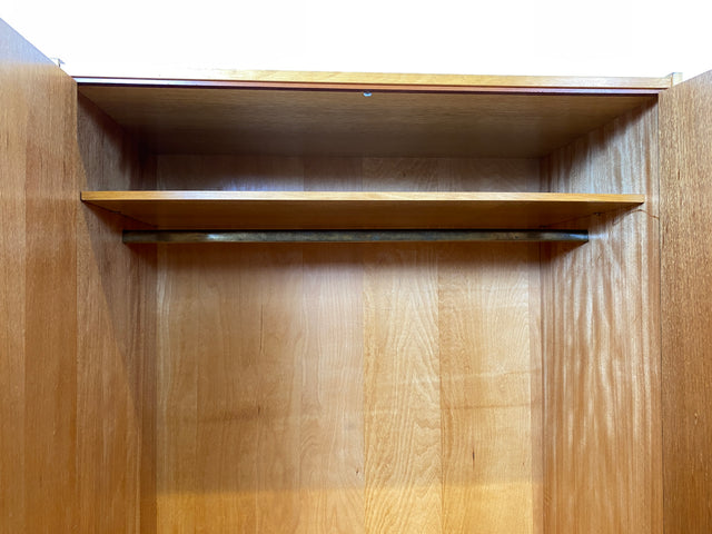 WMK I Stilvoller und sehr gut erhaltener heller Mid-Century Kleiderschrank mit Kleiderstange