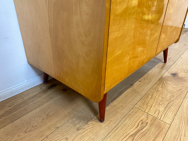 WMK I Stilvoller und sehr gut erhaltener heller Mid-Century Kleiderschrank mit Kleiderstange