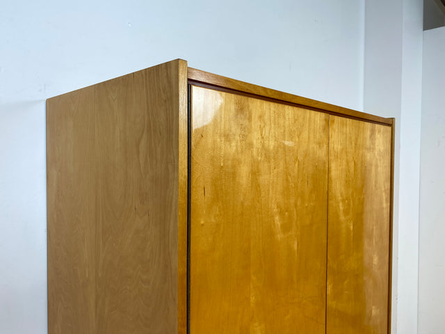WMK I Stilvoller und sehr gut erhaltener heller Mid-Century Kleiderschrank mit Kleiderstange