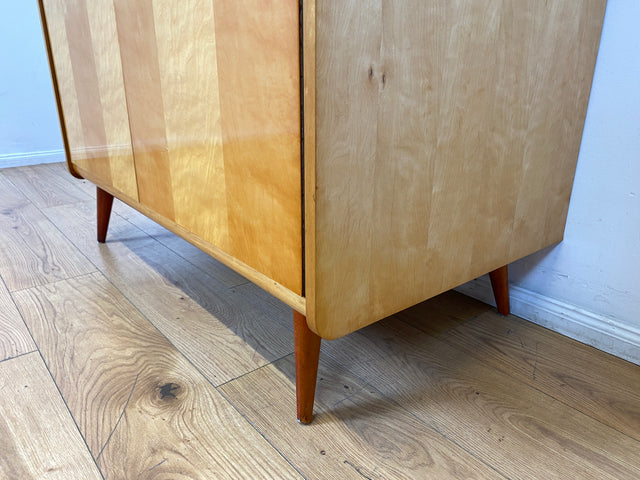 WMK I Stilvoller und sehr gut erhaltener heller Mid-Century Kleiderschrank mit Kleiderstange