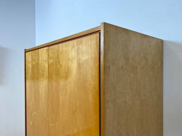 WMK I Stilvoller und sehr gut erhaltener heller Mid-Century Kleiderschrank mit Kleiderstange