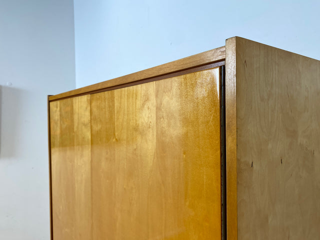 WMK I Stilvoller und sehr gut erhaltener heller Mid-Century Kleiderschrank mit Kleiderstange