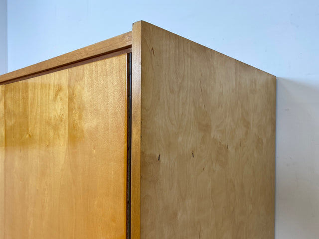 WMK I Stilvoller und sehr gut erhaltener heller Mid-Century Kleiderschrank mit Kleiderstange