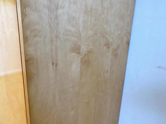 WMK I Stilvoller und sehr gut erhaltener heller Mid-Century Kleiderschrank mit Kleiderstange