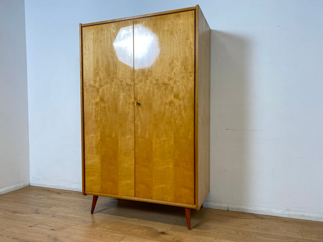 WMK I Stilvoller und sehr gut erhaltener heller Mid-Century Kleiderschrank mit Kleiderstange