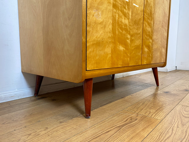 WMK I Stilvoller und sehr gut erhaltener heller Mid-Century Kleiderschrank mit Kleiderstange