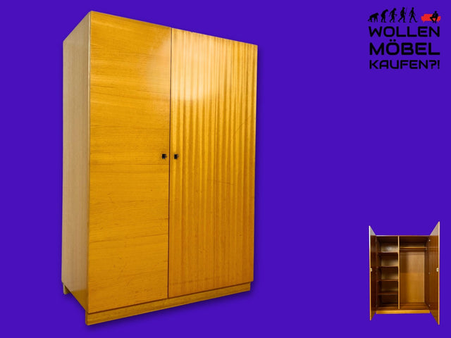 Stilvoller und perfekt aufgeteilter heller Mid-Century Kleiderschrank mit Kleiderstange und Böden I Schrank Schlafzimmerschrank Garderobe Flurschrank Vintage Retro 60er 70er I