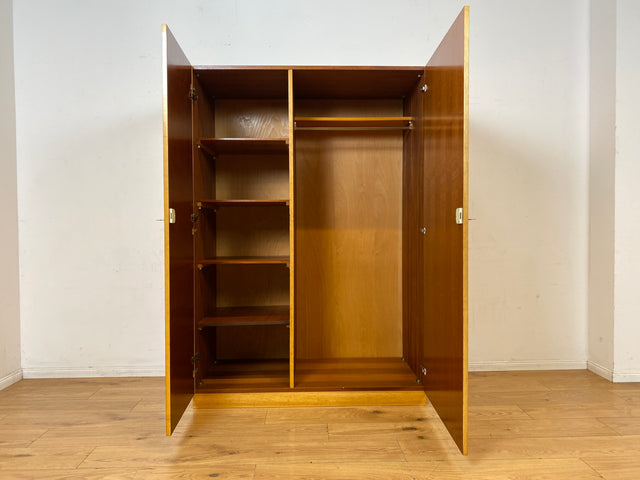 Stilvoller und perfekt aufgeteilter heller Mid-Century Kleiderschrank mit Kleiderstange und Böden I Schrank Schlafzimmerschrank Garderobe Flurschrank Vintage Retro 60er 70er I