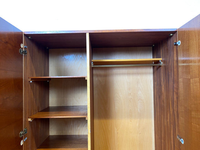 Stilvoller und perfekt aufgeteilter heller Mid-Century Kleiderschrank mit Kleiderstange und Böden I Schrank Schlafzimmerschrank Garderobe Flurschrank Vintage Retro 60er 70er I