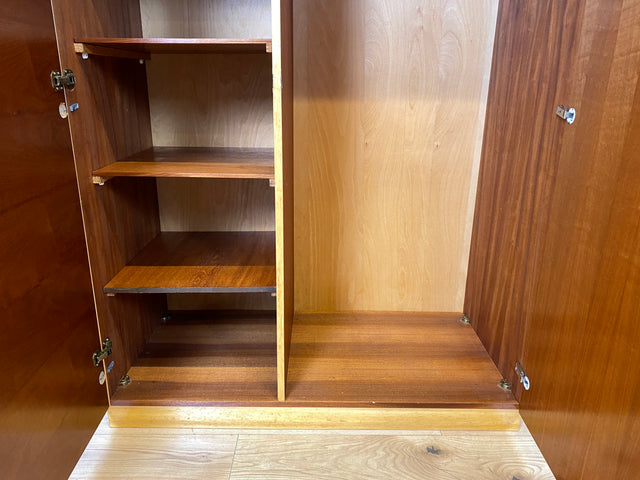 Stilvoller und perfekt aufgeteilter heller Mid-Century Kleiderschrank mit Kleiderstange und Böden I Schrank Schlafzimmerschrank Garderobe Flurschrank Vintage Retro 60er 70er I