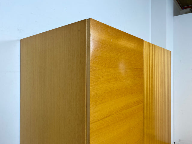 Stilvoller und perfekt aufgeteilter heller Mid-Century Kleiderschrank mit Kleiderstange und Böden I Schrank Schlafzimmerschrank Garderobe Flurschrank Vintage Retro 60er 70er I