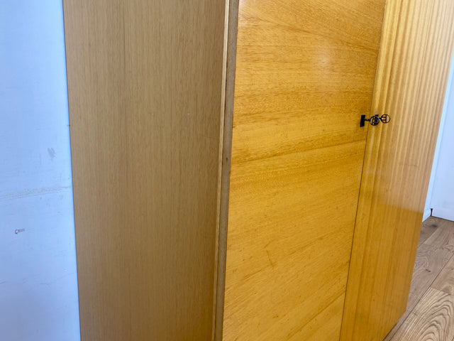 Stilvoller und perfekt aufgeteilter heller Mid-Century Kleiderschrank mit Kleiderstange und Böden I Schrank Schlafzimmerschrank Garderobe Flurschrank Vintage Retro 60er 70er I