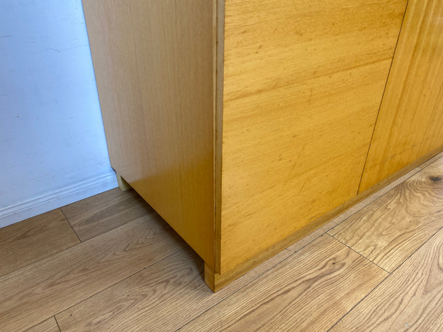 Stilvoller und perfekt aufgeteilter heller Mid-Century Kleiderschrank mit Kleiderstange und Böden I Schrank Schlafzimmerschrank Garderobe Flurschrank Vintage Retro 60er 70er I