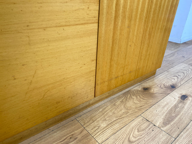 Stilvoller und perfekt aufgeteilter heller Mid-Century Kleiderschrank mit Kleiderstange und Böden I Schrank Schlafzimmerschrank Garderobe Flurschrank Vintage Retro 60er 70er I